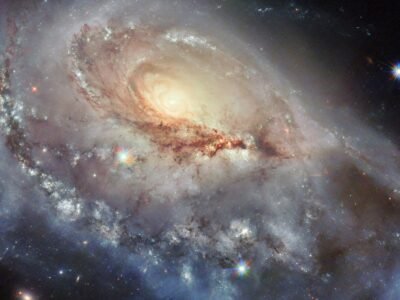 Hubble Capta Imagem de Galáxia Espiral Peculiar